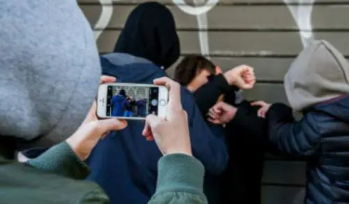 Violenza online sui minori: una legge per mettere un argine