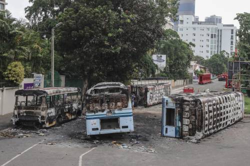 Sri Lanka in fiamme tra rivolte e violenze: assalto al palazzo del premier dimissionario