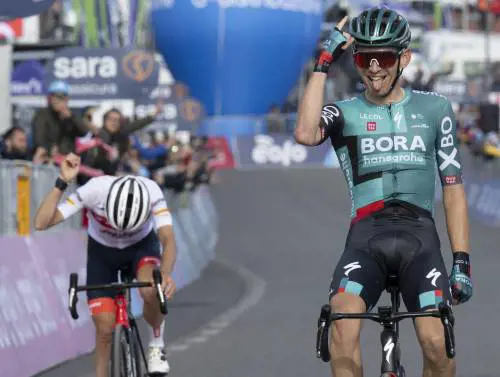 La "Muntagna" fa male, Van der Poel e Nibali ko. E Lopez si veste di Rosa