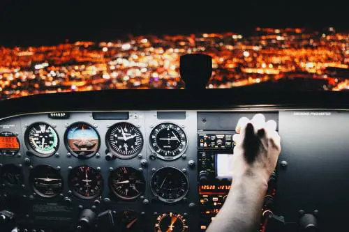 Pilota si sente male in volo, passeggero fa atterrare l'aereo: ecco cosa è successo