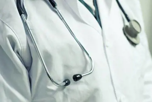 "Abusava di pazienti minorenni". Medico sportivo accusato di violenza sessuale