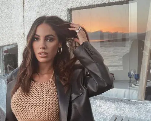 "Valigie perse e perquisita". Brutta disavventura a Londra per la De Lellis