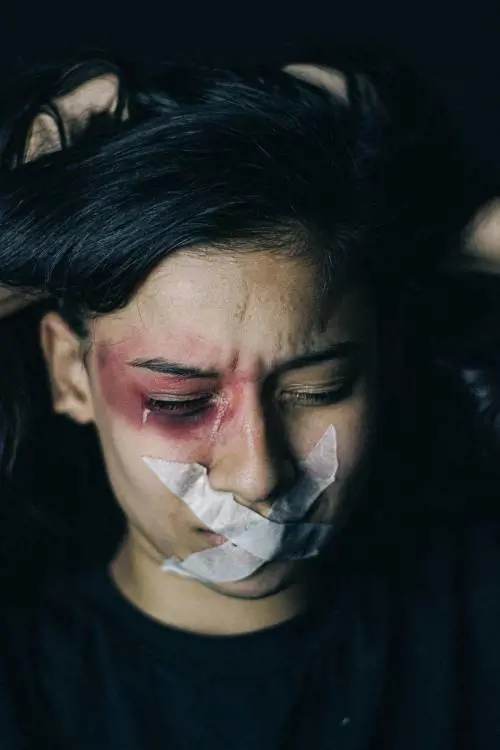 "Blasfemia". E i compagni islamici lapidano a morte la studentessa cristiana