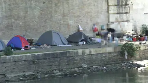 Il "tour" del degrado sul Tevere: sotto i monumenti immondizia e baracche