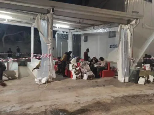 Lampedusa sotto assedio: gli sbarchi senza sosta portano altri 350 clandestini