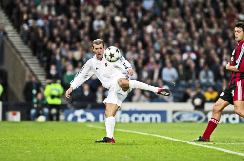 Zidane carica il sinistro che prelude a un gol irreale 
