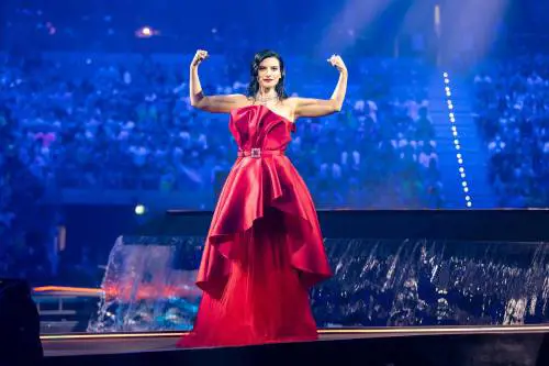 Laura Pausini si fa in tre e canta trent'anni di carriera
