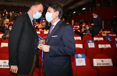 Bruxelles impone il salario minimo, Conte e Letta ritrovano l'amore