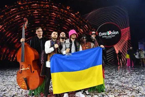 I cantanti già armi in pugno. Gli auguri di Zelensky e Nato. Le bombe russe con le strofe