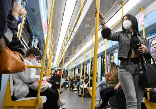 Via le mascherine, ma non ovunque. Il governo: "Verifiche in corso"