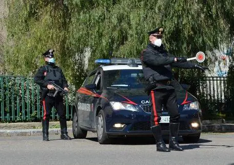 Due carabinieri (foto di repertorio)