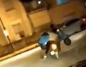 Follia ad Afragola, in due sullo scooter con una Vespa in braccio 