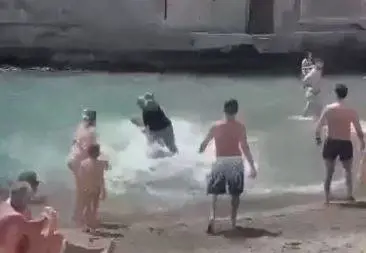 Domenica di sangue e terrore: giovani accoltellati e violenza in spiaggia