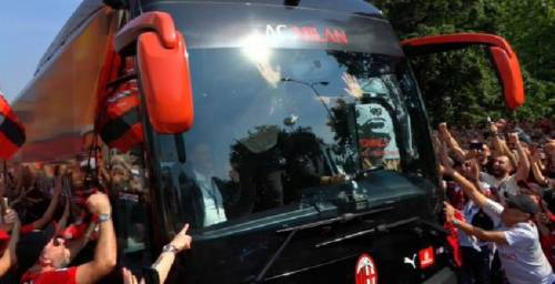 La manata di Ibrahimovic rompe il vetro del bus: ecco cosa è successo