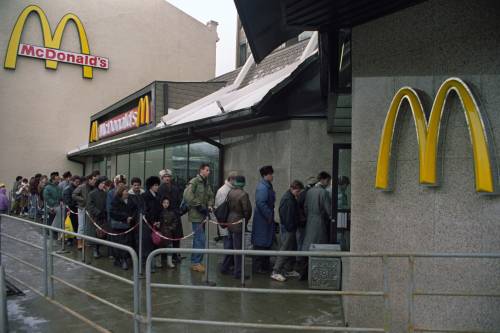 E McDonald's ritira il marchio dalla Russia. La fine del sogno (e della globalizzazione)