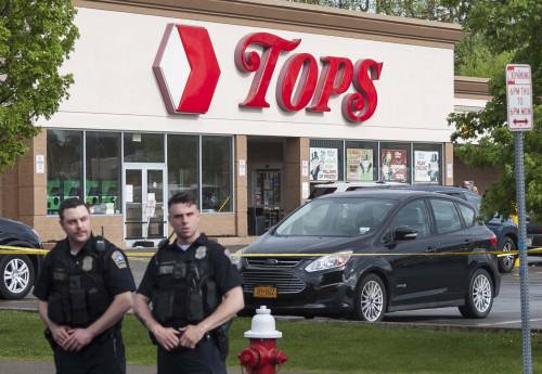 "Colpa della destra": così la sinistra Usa strumentalizza la strage di Buffalo