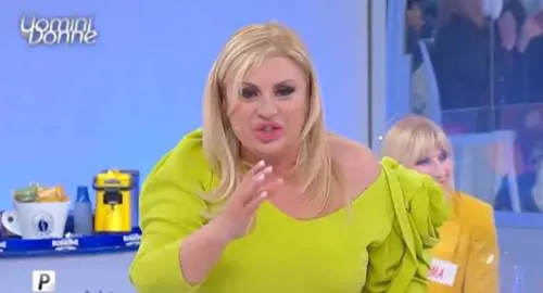 "La dieta ti farebbe bene, hai il piede di porco": Tina Cipollari offesa in diretta