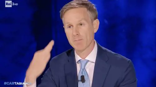"Le spiego perché è un cretino...". Orsini a Cartabianca scatena la rissa