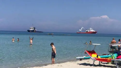 Bandiere blu e verdi per la spiaggia del Tap. Grillini sbugiardati