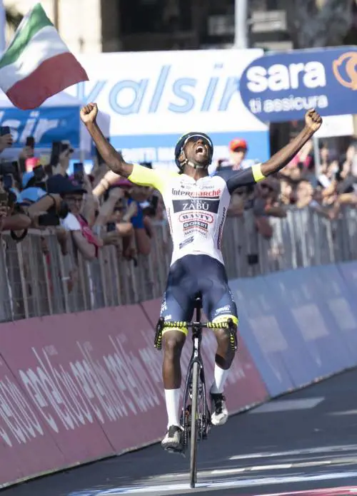 Il Giro ha la sua Africa. Girmay, la tappa è storia ma un tappo la rovina