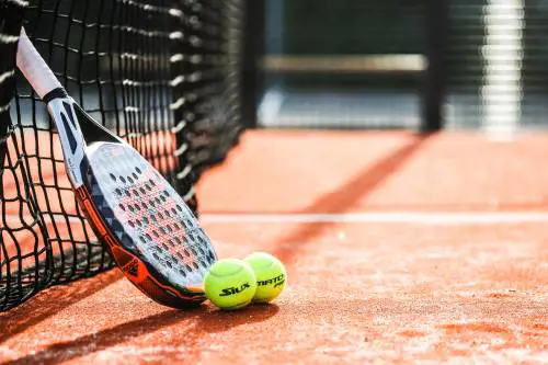 Campi da padel costruiti con i fondi per i migranti. È bufera ad Augusta