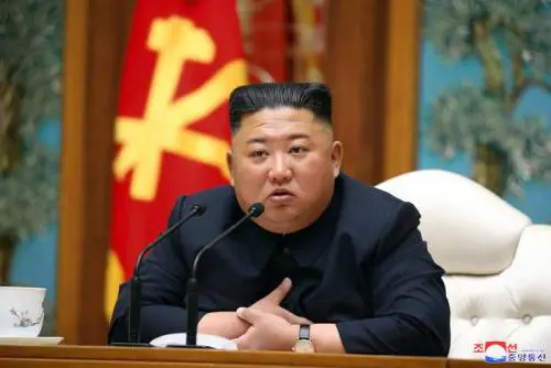 La "ricetta" di Kim per curare il Covid: gargarismi e acqua salata