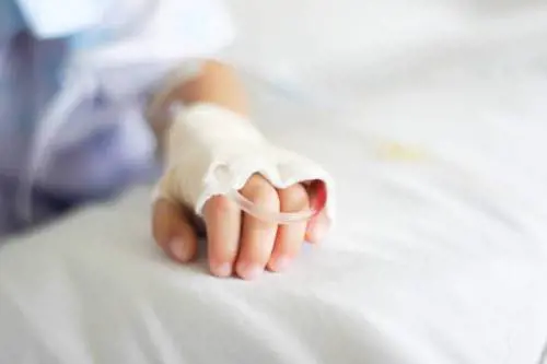 Bimbo di un anno in fin di vita in ospedale: "Cosa gli hanno fatto"