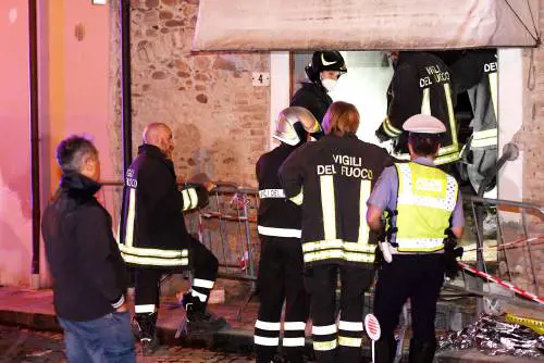 Crolla una palazzina, sei feriti. Due i minori coinvolti