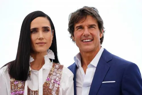 Tom Cruise atterra sul tappeto rosso da "Top gun" del cinema. È subito show