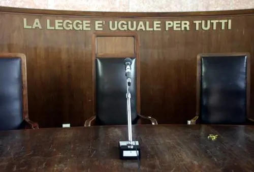 "Urina nelle bottigliette". La scoperta choc in tribunale: cosa è successo