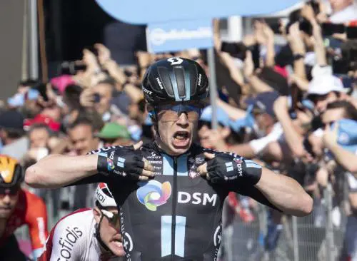Giro, la piccola Italia ci ha preso gusto. A Genova vince Oldani