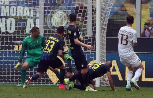 Lo scudetto in una firma: la "sfida" tra i capitani di Milan e Inter