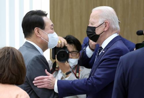 Biden sfida Pechino in Asia. E in Ue 100mila soldati Usa