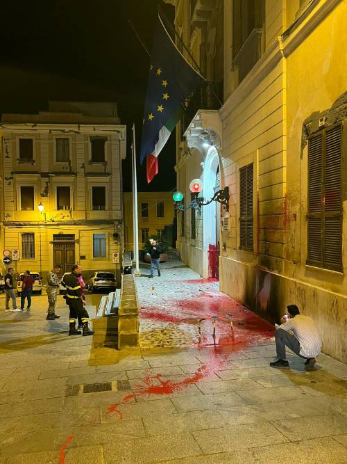 Molotov contro il comando dell'Esercito: l'attacco a Cagliari