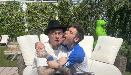 Fedez e J-Ax fanno pace. "Mettere da parte l'orgoglio per tornare ad abbracciarsi"