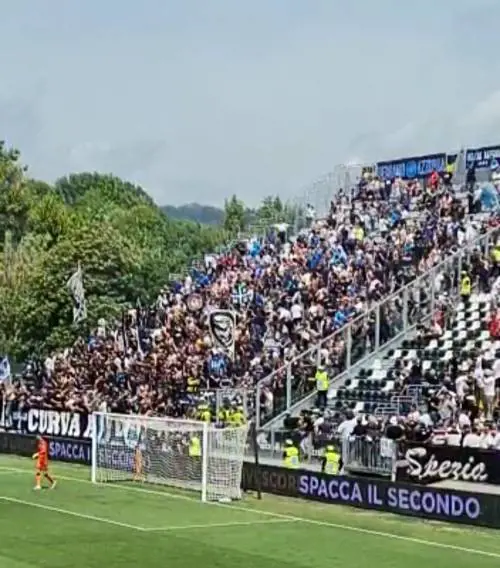 Scontri tra tifosi e invasione di campo in Spezia-Napoli: ecco cosa è successo