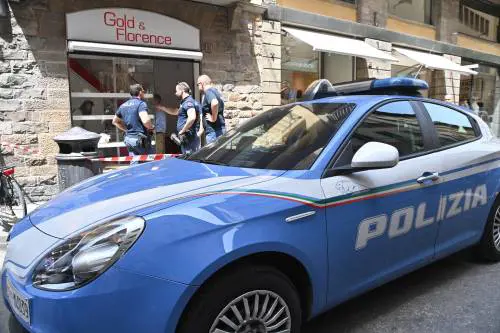 Come in un film: passano dalle fogne e svaligiano gioielleria