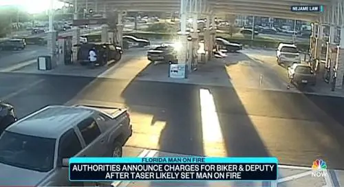 Choc negli Usa, poliziotto usa il taser in una stazione di servizio e dà fuoco a un uomo