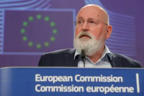 "Zitti, sotto il tavolo". Timmermans lancia la caccia agli "amici di Putin" in Italia