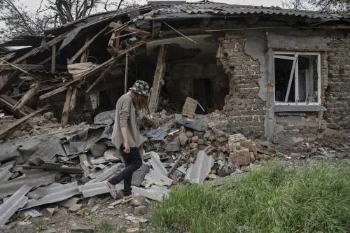 "Niente scambi su Azovstal". Poi Mosca apre ai negoziati. Kiev: non cederemo territori