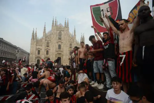Piazza Duomo esplode. Scudetto rossonero, in 40mila a fare festa