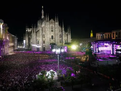 Caos, calca e malori da caldo: le note stonate del concertone