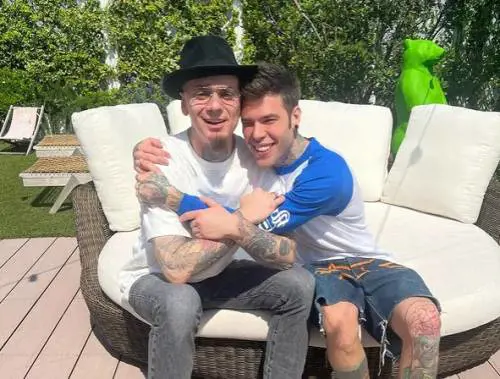 La lite e il tumore: cosa c'è dietro alla reunion tra Fedez e J-Ax