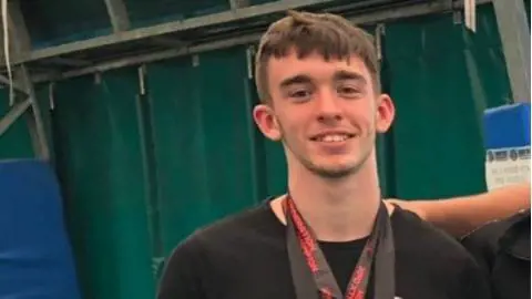 Prova la moto ricevuta in regalo e muore davanti al padre