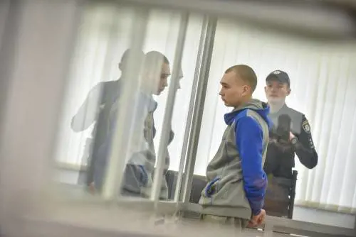 Mosca-Kiev, guerra di tribunali. Ergastolo al soldato-ragazzino. "Azov processati a Mariupol"