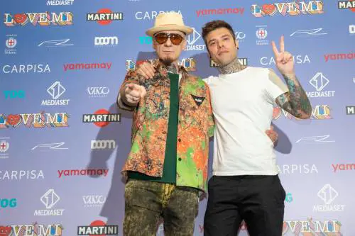 Fedez e J-Ax fanno la pace sul palco