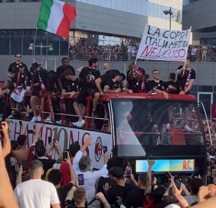 "La Coppa Italia mettila nel...", lo striscione contro l'Inter durante la festa del Milan
