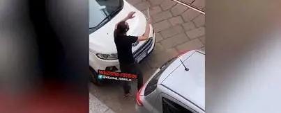 Con un coltello nel bar, bloccato grazie al taser