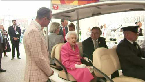 La Regina visita a sorpresa il Chelsea Flower Show in golf cart