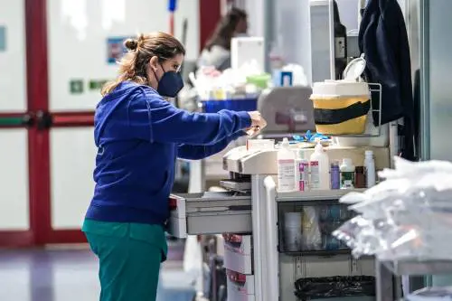 Rubava il bancomat ai pazienti in fin di vita: denunciata